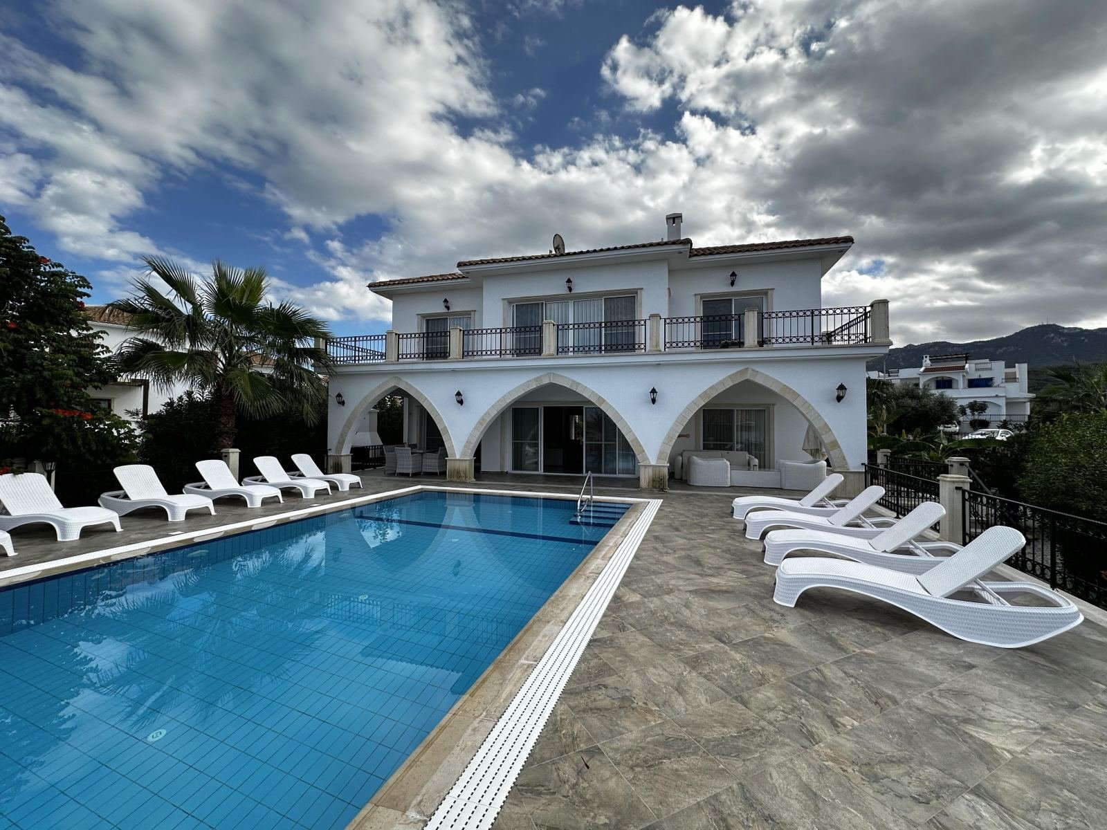 PRIVATE VILLA FOR SALE IN KYRENİA ESENTEPE REGION, RIGHT NEXT TO THE SEA