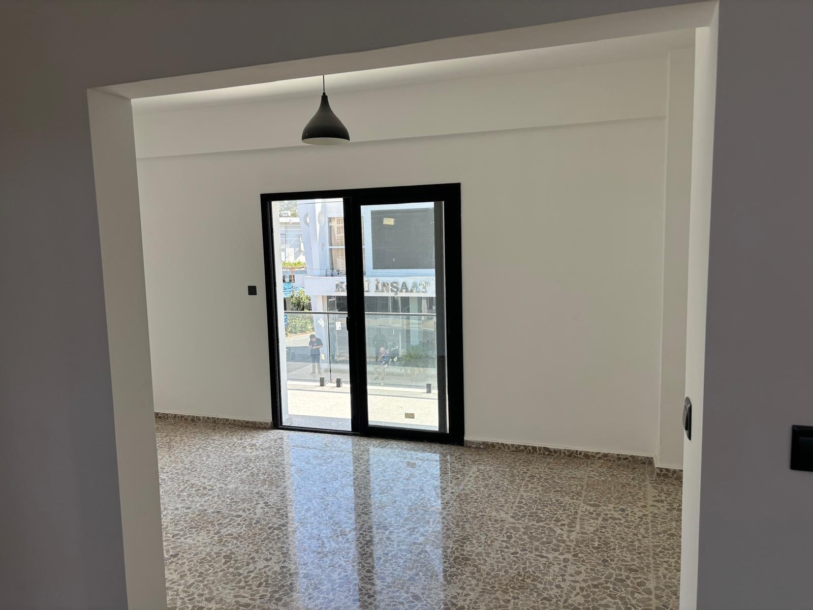 GİRNE KARAOĞLANOĞLU BÖLGESİNDE ANA CADDE ÜZERİNDE SATILIK 4+1 HAZIR DAİRE FIRSATI