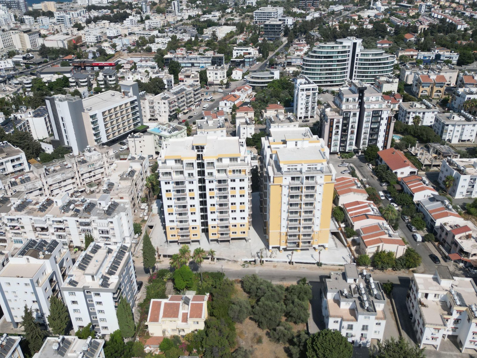 GİRNE MERKEZDE ORTAK HAVUZLU SİTEDEN SATILIK 2+1 DAİRE