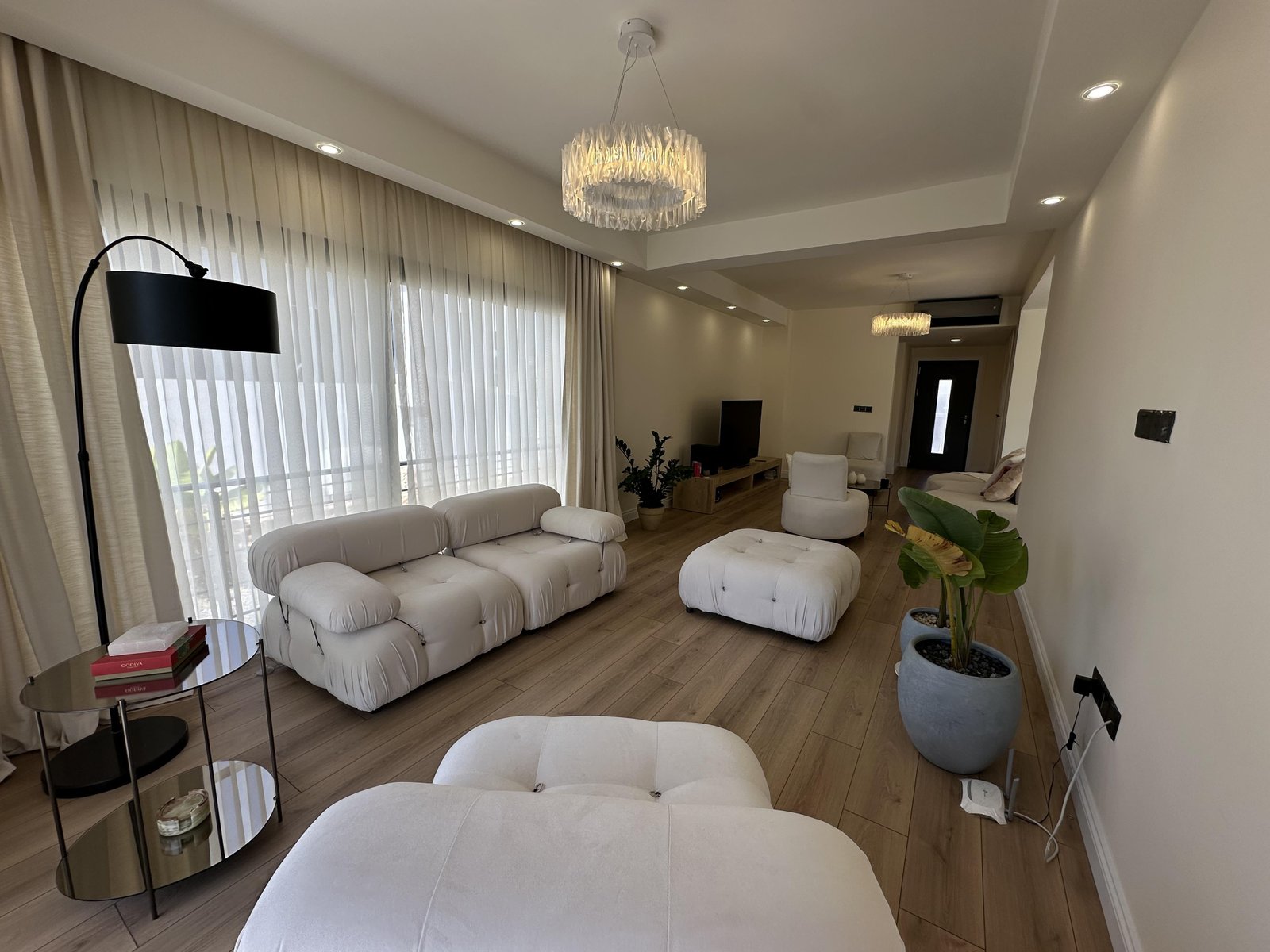 BAHÇELİ BÖLGESİNDE TERASLI VE MODERN 3+1 SATILIK VİLLA!
