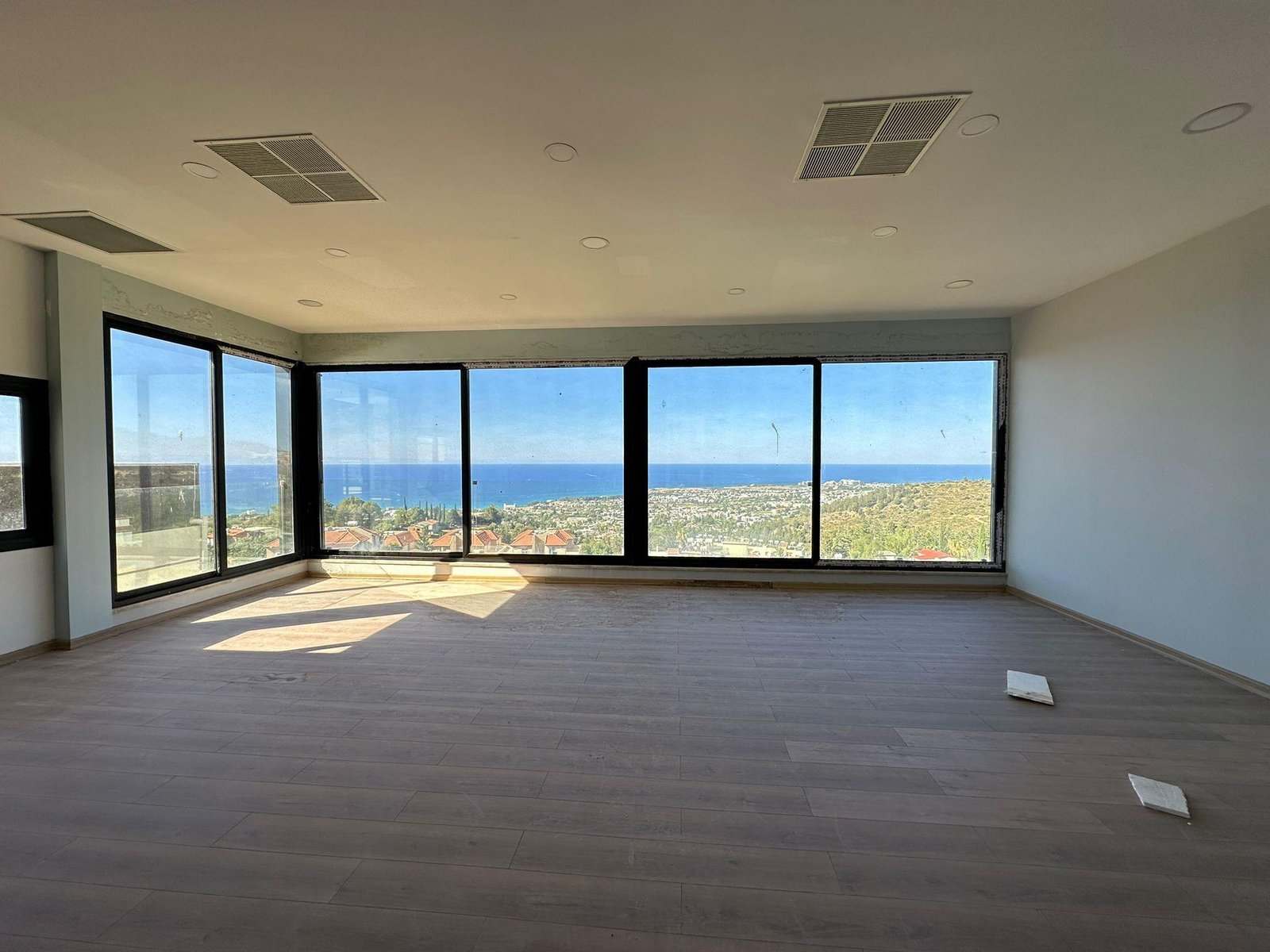 GİRNE LAPTA BÖLGESİNDE PANORAMİK DENİZ MANZARALI SATILIK DAİRE